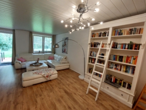 Whg. 7 "Fesche Äsche": Wohnzimmer mit großem Sofa und direktem Zugang zum Garten